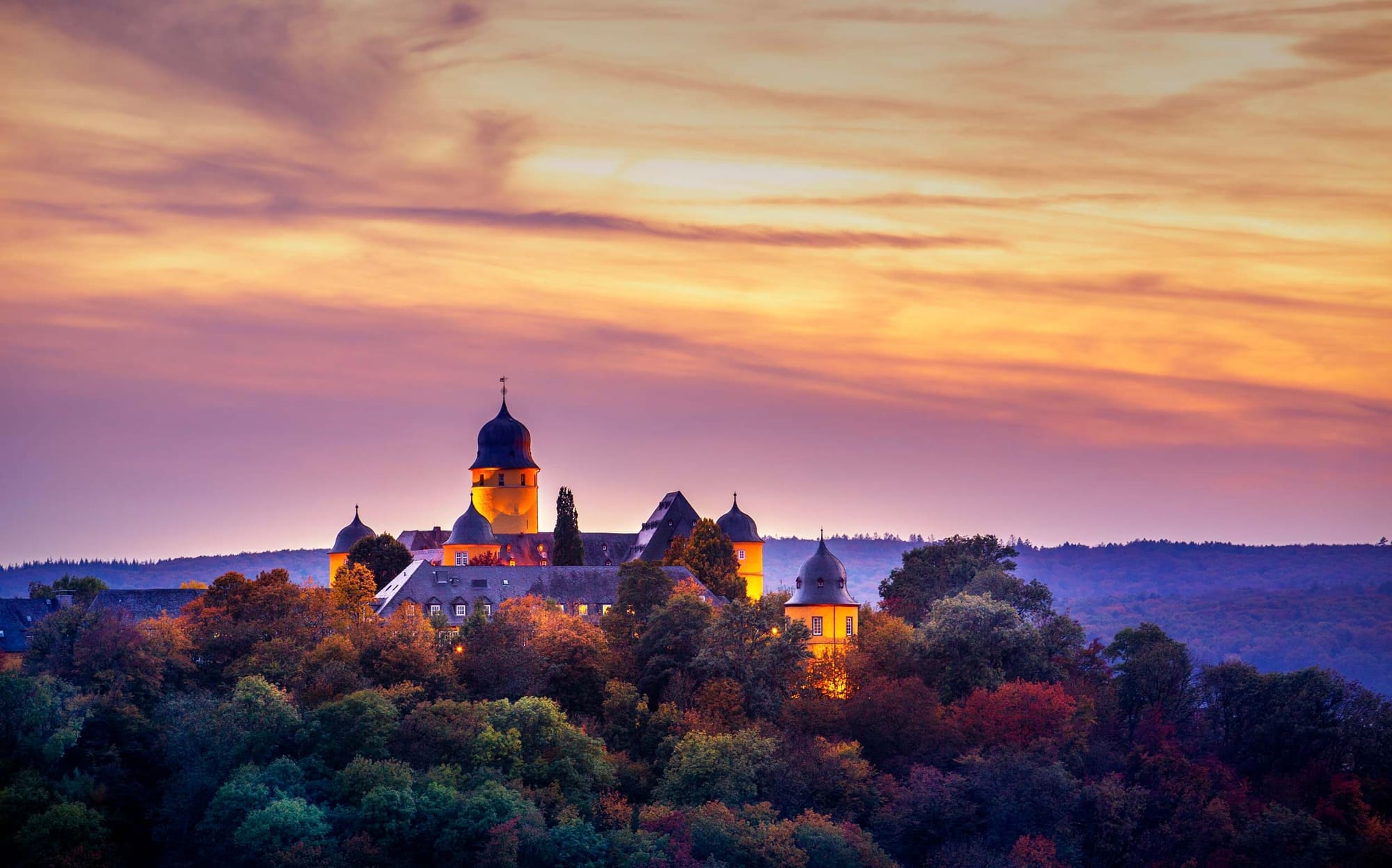 Schloss Montabaur über dem abendlichen Westerwald